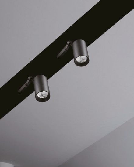 ECLAIRAGE SUR RAIL INCLINABLE ET ROTATIF