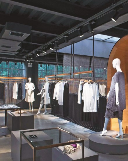 ECLAIRAGE SUR RAIL INCLINABLE ET ROTATIF